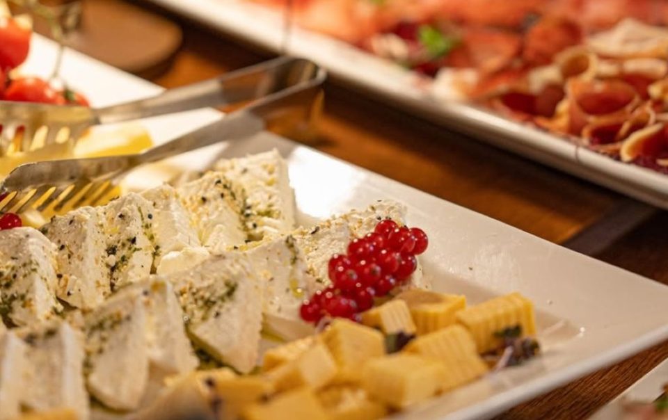 All You Can Eat doručak u hotelu Alexander Resort – Savršen početak dana na Kosmaju